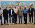 Bild: bö
Neun neue Gemeinderäte hat Bürgermeister Erich Meidinger (rechts) vereidigt. Von links: Fabian Krybus, Jürgen Rieger, Matthias Sturm, Jörn Henseleit, Andreas Schmidbauer, Johann Jäger, Reinhard Legl, Fabian Jäger und Thomas Klee.