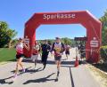 Bild: Christine Hollederer
Der Landkreislauf Amberg-Sulzbach feiert sein 40-jähriges Bestehen mit einem Teilnehmerrekord. Am 9. Mai 2026 starten 2.596 Läufer in 236 Staffeln.