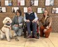 Bild: Mark Hummel
Waren bei der Eröffnung der Ausstellung in München dabei (von links): Monica Gomes mit Assistenzhündin Kimi, Bayerns Behindertenbeauftragter Holger Kiesel und Projektleiterin Franziska Böll