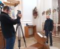 Bild: Dorothee Schulze Zumhülsen
Der Kunsthistoriker Daniel Rimsl berichtet in der Filmreihe „Schmuckstücke im Bistum Regensburg“ über die Prozessionsstangen in der Vilsecker Pfarrkirche (rechts hinter Rimsl).
