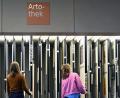 Bild: Lilli Förter/dpa
Im Freihandbereich der Artothek der Amerika-Gedenk-Bibliothek kann man sich die Kunst direkt mitnehmen.