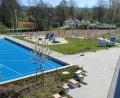 Bild: Realschule Kemnath
Blick vom begehbaren Dach des Verbindungsbaus auf das großzügige öffentliche Außengelände der Realschule Kemnath.