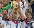 Bild: Marcus Brandt/dpa
Philipp Lahm reckte 2014 als bislang letzter deutscher Nationalmannschaftskapitän den WM-Pokal in die Höhe. (Archivbild)