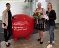 Bild: Sparkasse Oberpfalz Nord 
Filialbereichsleiterin Michaela Rach (links) und Kundenberaterin Sophie Besold (rechts) freuen sich mit der Gewinnerin Marianne Böhm.