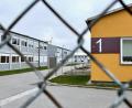 Bild: Gabi Schönberger
Die beiden Wohncontainer links im Bild boten insgesamt rund 120 Menschen eine Unterkunft. Inzwischen sind sie geräumt. Wie viele Menschen derzeit noch im Camp Pitman leben und wo sie nach der Schließung unterkommen, ist unklar. Die Regierung der Oberpfalz hat dazu bislang keine Informationen bekanntgegeben.