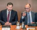 Bild: Michael Kappeler/dpa
„Business as usual“ in der Kabinettssitzung. Aber eine kleine Ansprache zum Jahrestag gab es dann doch.