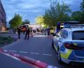 Bild: Stein/swd-medien/dpa
Polizisten sichern den Einsatzort nach den Schüssen auf den Verdächtigen.
