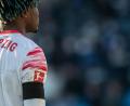 Bild: Bernd Thissen/dpa
Im Gedenken an die Opfer der Amok-Fahrt von Leipzig läuft RB gegen den FC St. Pauli mit Trauerflor auf. (Archivbild)