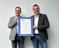 Bild: microSYST
Harald Kilian, Geschäftsführer von Microsyst, erhält die IHK-Urkunde von Florian Rieder.