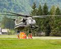 Bild: Uwe Lein/dpa
Hubschrauber sind weiter im Akkord unterwegs.