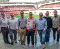 Bild: -/1. FC Köln/dpa
Marc Stentenbach (m, mit Schal) wurde im Stadion das Leben gerettet.