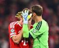 Bild: Tom Weller/dpa
Torwart Manuel Neuer tröstet Harry Kane nach der Niederlage.