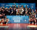 Bild: Georg Wendt/dpa
Spieler der Berlin Volleys jubeln nach dem Sieg über den Meistertitel.