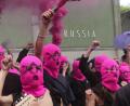 Bild: Luca Bruno/AP/dpa
Mit farbigen Rauchbomben protestierte das russische Künstlerkollektiv Pussy Riot vor dem russischen Pavillon in Venedig.