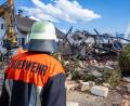 Bild: Armin Weigel/dpa
In den Trümmern des Hauses hatten Rettungskräfte im April einen Toten entdeckt. (Archivbild)