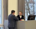 Archivbild: Hohlheimer
Staatsanwalt Christoph-Alexander May (rechts) zum Prozessbeginn im Dezember im Gespräch mit Staatsanwalt Matthias Bauer (links) im Landgericht Weiden. Nach dem Freispruch für den Angeklagten legen sowohl die Staatsanwaltschaft als auch ein Nebenklagevertreter Revision ein.