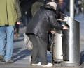 Bild: Sebastian Kahnert/dpa
Eine alte Frau sucht in einem Mülleimer nach Pfandflaschen. Die Altersarmut wird nach Einschätzung des Pestel-Instituts in den kommenden Jahren zunehmen, wenn die Bundesregierung keine Gegenmaßnahmen ergreift. (Symbolbild)