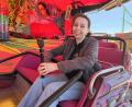 Bild: Gabi Schönberger
Praktikantin Julia Yeager bei einer Fahrt im "Musik Express" auf dem Weidener Frühlingsfest.