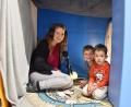 Bild: ubb
Cirta Rosbach vom Jugendmedienzentrum T1 hat die Texte der Kinder in einer "Höhle" aufs Band gezeichnet, damit auch alles für die Aufnahmen richtig leise zugeht. Das fanden die teilnehmenden Buben und Mädchen, hier Felix als Katze und Oskar, der das Geräusch "die Fliege schnappen" mimte, natürlich richtig cool.