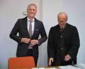 Bild: Malin Wunderlich/dpa
Er hat am Ende dann gut lachen: der AfD-Europaabgeordnete Bystron (links).