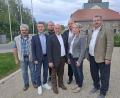 Bild: wel
Bürgermeister Reinhard Kreuzer (rechts) vereidigte die neuen Stadtratsmitglieder (von rechts) Rosmarie Ebnet, Gerhard Maier, Bernhard Neumann, Dominik Dietl und Peter Scharnagl. Zum stellvertretenden Bürgermeister wurde Gerhard Maier gewählt, zum dritten Bürgermeister Josef Fleißer (links).