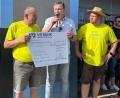 Bild: hka
Marco Kind bedankt sich bei Josef Nitzbon (links) und Michael Nitzbon für die Spende von 17.425 Euro für die Selbsthilfegruppe krebskranker Kinder Amberg-Sulzbach.