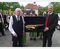 Bild: Houschka
Zu seinem 85. Geburtstag machte "Zur Linde"-Wirt Albert Graf (links) der Fensterbacher Jugendblaskapelle ein im Koffer überreichtes Saxofon zum Geschenk.. "Ein Gönner", wie Vereinsvorsitzender Markus Breitschaft (rechts) in seinen Dankensworten sagte.