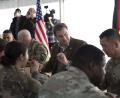 Archivbild: Sgt. Elizabeth DeGroot/US Army
Bayerns Ministerpräsident Markus Söder bei einem Besuch auf dem Truppenübungsplatz Grafenwöhr. Vom Bundeskanzler fordert er klare Schritte zum Erhalt der Einrichtung.