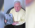Bild: Stefan Probst
Ernst Probst mit einem Foto seines Vaters Woodie. Kurz vor seinem 80. Geburtstag konnte er das bis dahin gehütete Geheimnis um die Identität seines Vater lüften.