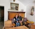 Bild: Portner
Maria und Ludwig Schießl genießen eine kurze Pause im liebevoll eingerichteten Café. Hier im Gewölbestall des Ackerbürgerhauses waren früher die Tiere untergebracht.