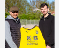 Bild: Matthias Reuß/FC Amberg
Sven Florek (rechts) kehrt zum FC Amberg zurück. Ambergs Spielertrainer Friedrich Lieder scheints durchaus zu freuen.