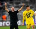 Bild: Martin Meissner/AP/dpa
Paris-Trainer Luis Enrique jubelt nach dem Einzug ins Finale der Champions League.