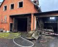 Bild: sbö
Das Iffelsdorfer Feuerwehrhaus ist nach einem Brand ein Totalschaden, schätzt die Polizei vor Ort am Donnerstag.
