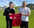 Bild: TSV Tännesberg
Sportlicher Leiter Lucio Lobinger (rechts) präsentiert Neuzugang Daniel Kutlak (links), der von der SpVgg SV Weiden II zum TSV Tännesberg wechselt.
