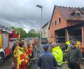 Bild: bl
Noch Stunden nachdem der Brand gelöscht ist, stehen Helfer und Anwohner bestürzt vor der Ruine des Feuerwehrhauses im Pfreimder Ortsteil Untersteinbach. In wenigen Wochen sollte auf der Wiese nebenan das 150-jährige Bestehen der Feuerwehr Iffelsdorf gefeiert werden.