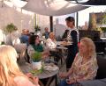 Bild: ubb
Nicole Punzmann (stehend) hat vor der offiziellen Eröffnung Freunden und Bekannten ihr neues Café vorgestellt.