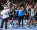 Bild: Andreas Gora/dpa
Die Füchse Berlin feierten ausgelassen den Halbfinal-Einzug.