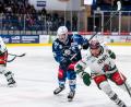 Archivbild: Elke Englmaier
Fabian Voit (blaues Trikot) wird die Blue Devils Weiden verlassen.
