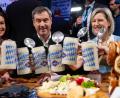 Bild: Sven Hoppe/dpa
Angelika Niebler (r) ist eine der Stellvertreterinnen von CSU-Parteichef Markus Söder. Hier ist sie rechts zu sehen, wie sie mit Söder und Dorothee Bär (l) beim Politischen Aschermittwoch anstößt. (Archivbild)