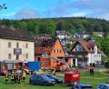Bild: bl
Das Feuer zerstörte den Dachstuhl des Feuerwehrhauses in Iffelsdorf.