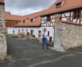 Bild: ubb
Hereinspaziert: Tanja Wild, die neue Cafébetreiberin der Hammermühle, lädt herzlich zur offiziellen Eröffnung ihrer Gaststätte ein.