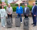 Bild: Robert Dotzauer
Zweite Bürgermeisterin Tanja Renner (links) und Bürgermeister Johannes Schmid (rechts) dankten den scheidenden Gemeinderäten Gerhard Löckler, Wolfgang Biersack und Josef Thaller mit Feuerkörben mit Gemeindewappen.