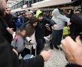 Bild: Joel Carrett/AAP/dpa
Bei der Ankunft der Frauen sei es teils zu chaotischen Szenen am Flughafen gekommen, berichten australische Medien.