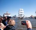 Bild: Daniel Bockwoldt/dpa
Schiffe fahren während der Einlaufparade zum Hamburger Hafengeburtstag auf der Elbe