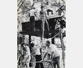 Bild: Archiv AZ
Im Jahr 1977 arbeiteten die Holzklassen der Berufsschule an der Renovierung des Fliegenschwammerls mit. "Sie und die mithelfenden Firmen ersparten der Stadt damit rund 10.000 DM", hieß es in der Berichterstattung der Amberger Zeitung damals.