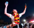 Bild: Daniel Bockwoldt/dpa
Gemeinsam mitfiebern und feiern bis in die Morgenstunden - das wird für viele Fans auch bei der diesjährigen Fußball-WM auf dem Plan stehen. (Archivbild)