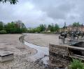 Bild: szl
Der Stadtweiher, sonst das wasserreichste Gewässer der Stadt Kemnath, liegt seit einigen Tagen trocken. Grund sind Sanierungsarbeiten.