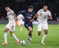 Bild: Federico Gambarini/dpa
Ein Stürmer mit enormer Dynamik: PSG-Profi Chwitscha Kwarazchelia (M). (Archivbild)