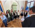 Bild: ck
Bei der Vereidigung der neuen Stadträtinnen in der konstituierenden Sitzung am Donnerstag wird deutlich, dass der Vohenstraußer Stadtrat weiblicher geworden ist, von links: Lisa Vater (Freie Wähler/FW-UW), Katharina Portner (Freie Wähler/FW-UW), Sonja Widiker (Grüne), Monika Zintl (SPD), Martina Rauch (CSU), Franziska Braun (CSU) und Michaela Reger (CSU).