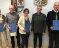 Bild: wro
Abschied aus dem Gemeinerat Fuchsmühl: Rainer Bleistein, Andrea Hecht (Zweiter und Dritte von links) und Markus Troesch (rechts) wirkten 24 Jahre lang im Gremium. Seit Herbst 2025 dabei war Edwin Ulrich (links). Verabschiedet wurden sie von Bürgermeister Wolfgang Braun (Zweiter von rechts.) Es fehlt scheidender Marktrat Phillipp Gerg.